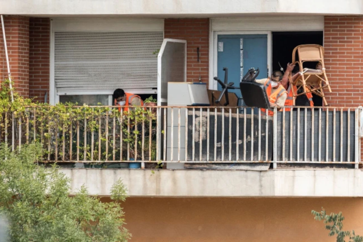 Unos okupas irrumpen en una notaría de Alicante y lo que exigen a la notaria permite a los propietarios echarles de la casa: “Tuve que...”