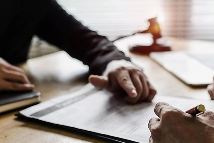 Una notaria explica cómo aceptar una herencia con deudas sin poner en riesgo tu patrimonio: «Solo tienes 30 días»